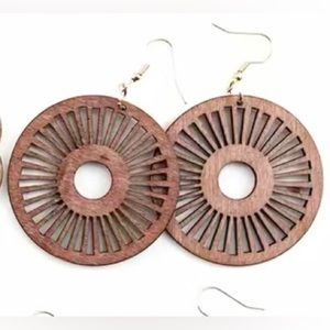 BRAND NEW 💜 Boho-style earrings with wooden ‘round-fan’ design